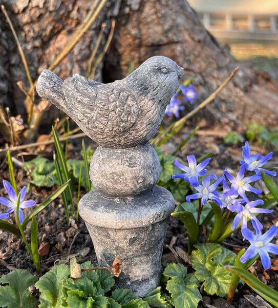 Gartenfigur Vogel "Uccello" auf Kugelpfosten
